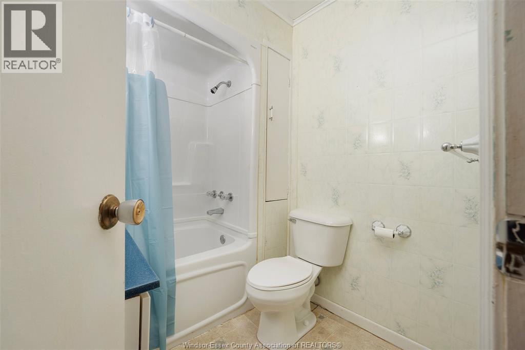 121 Victoria Avenue, Essex, ON - Indoor Photo Showing Bathroom