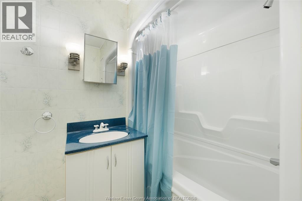 121 Victoria Avenue, Essex, ON - Indoor Photo Showing Bathroom