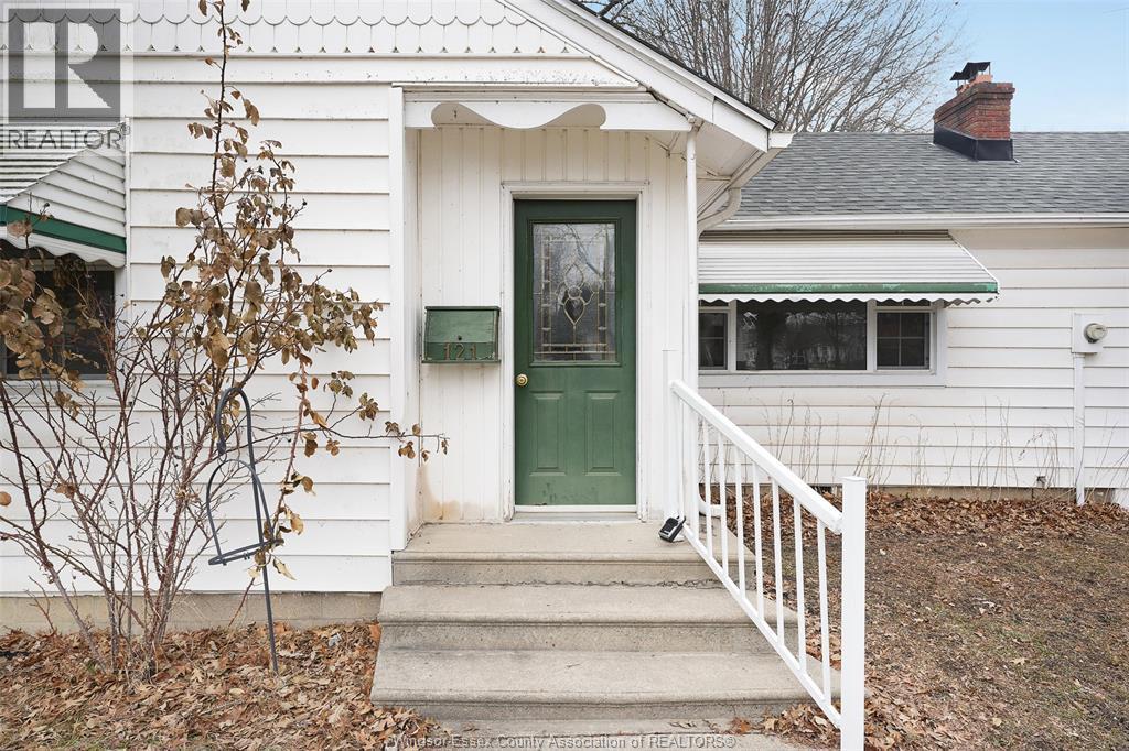 121 Victoria Avenue, Essex, ON - Outdoor