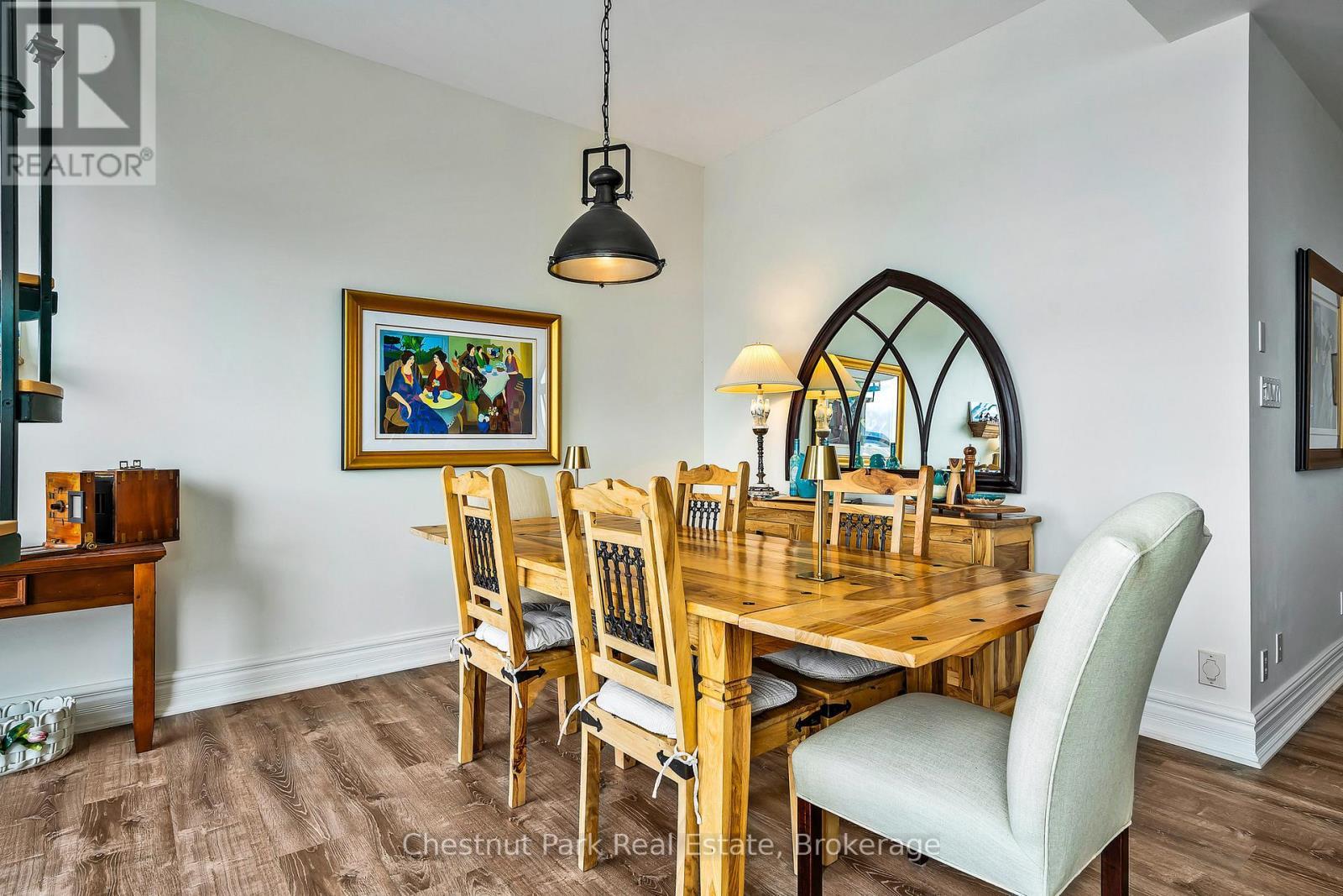 Bright dining room great for entertaining - 1001 - 24 Ramblings Way, Collingwood, ON - Indoor Photo Showing Dining Room