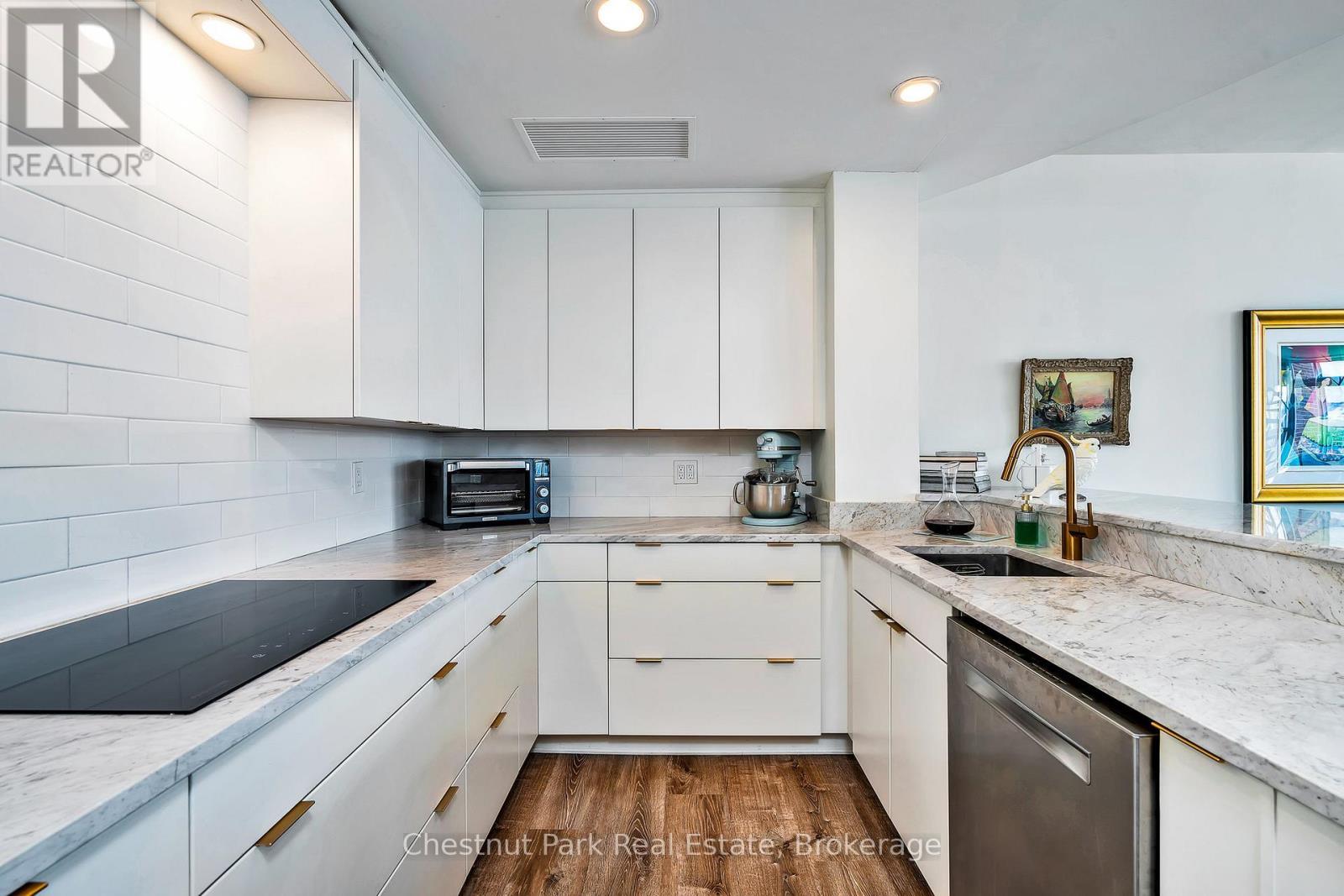Great working space for the chef in the family - 1001 - 24 Ramblings Way, Collingwood, ON - Indoor Photo Showing Kitchen