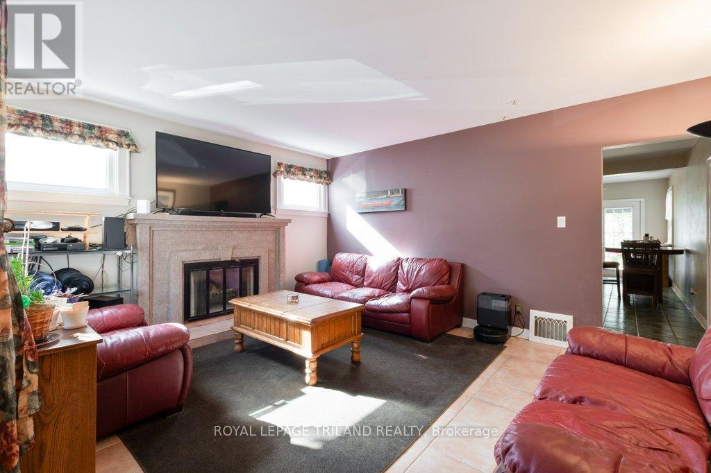 40 St George Street, St. Thomas, ON - Indoor Photo Showing Living Room With Fireplace