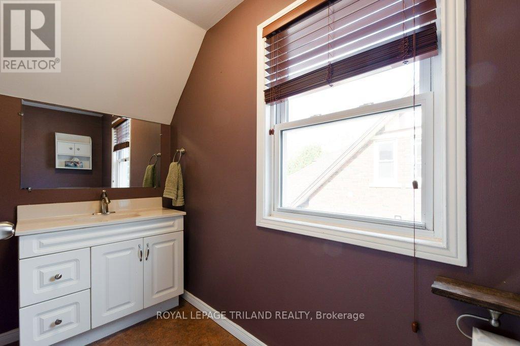 40 St George Street, St. Thomas, ON - Indoor Photo Showing Bathroom