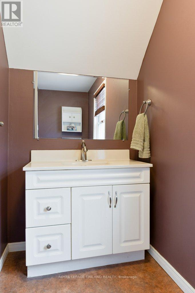 40 St George Street, St. Thomas, ON - Indoor Photo Showing Bathroom