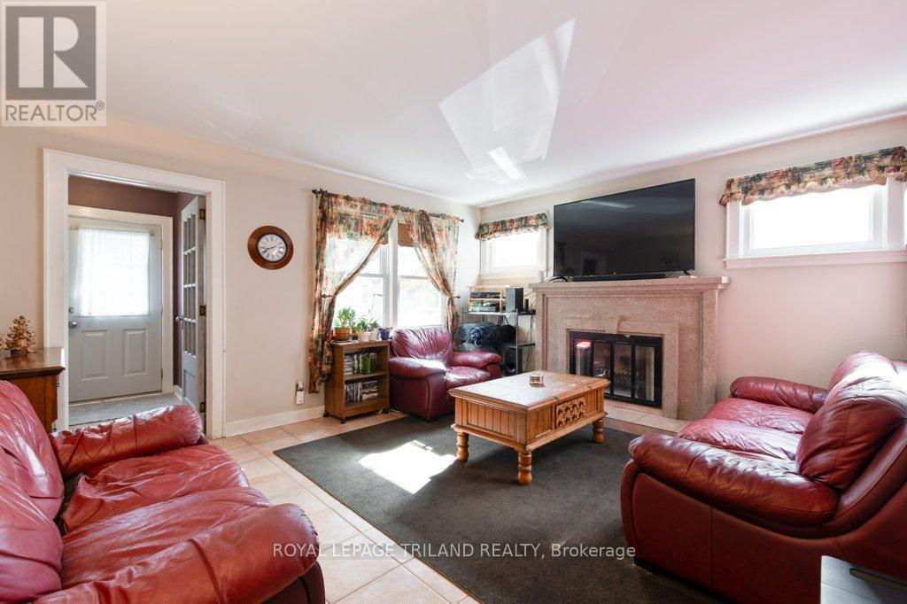 40 St George Street, St. Thomas, ON - Indoor Photo Showing Living Room With Fireplace