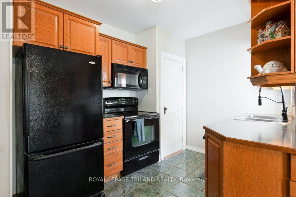 40 St George Street, St. Thomas, ON - Indoor Photo Showing Kitchen With Double Sink