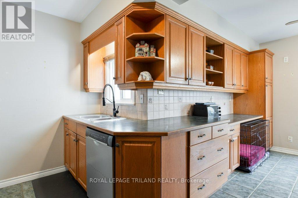 40 St George Street, St. Thomas, ON - Indoor Photo Showing Kitchen With Double Sink
