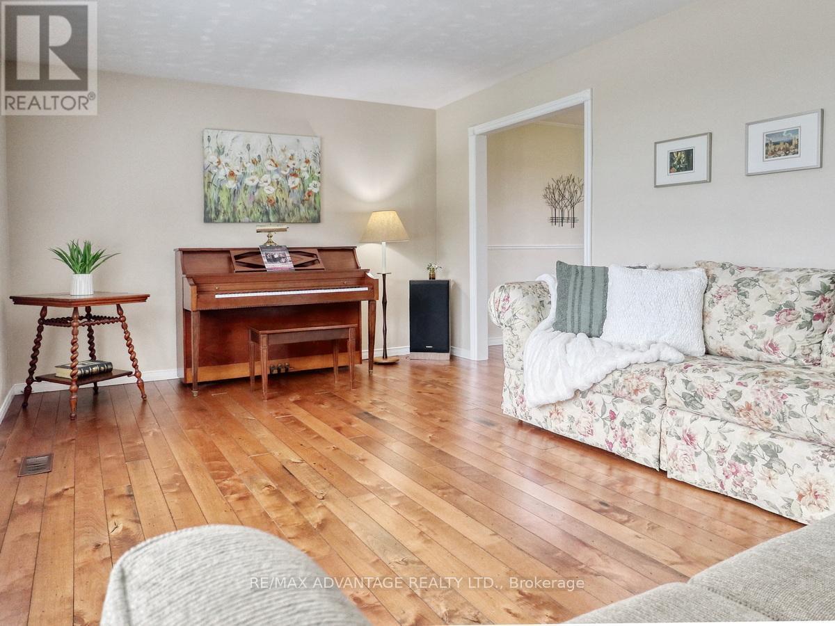 17248 Wyton Drive, Thames Centre, ON - Indoor Photo Showing Living Room