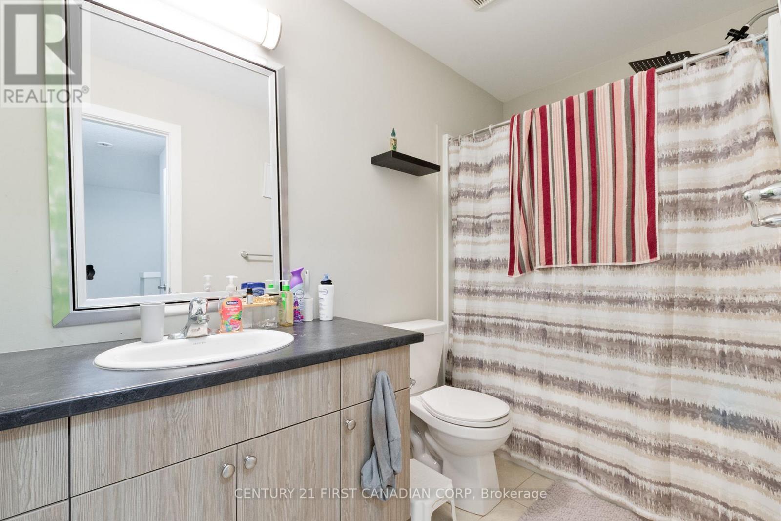 66 - 177 Edgevalley Road, London East (East D), ON - Indoor Photo Showing Bathroom