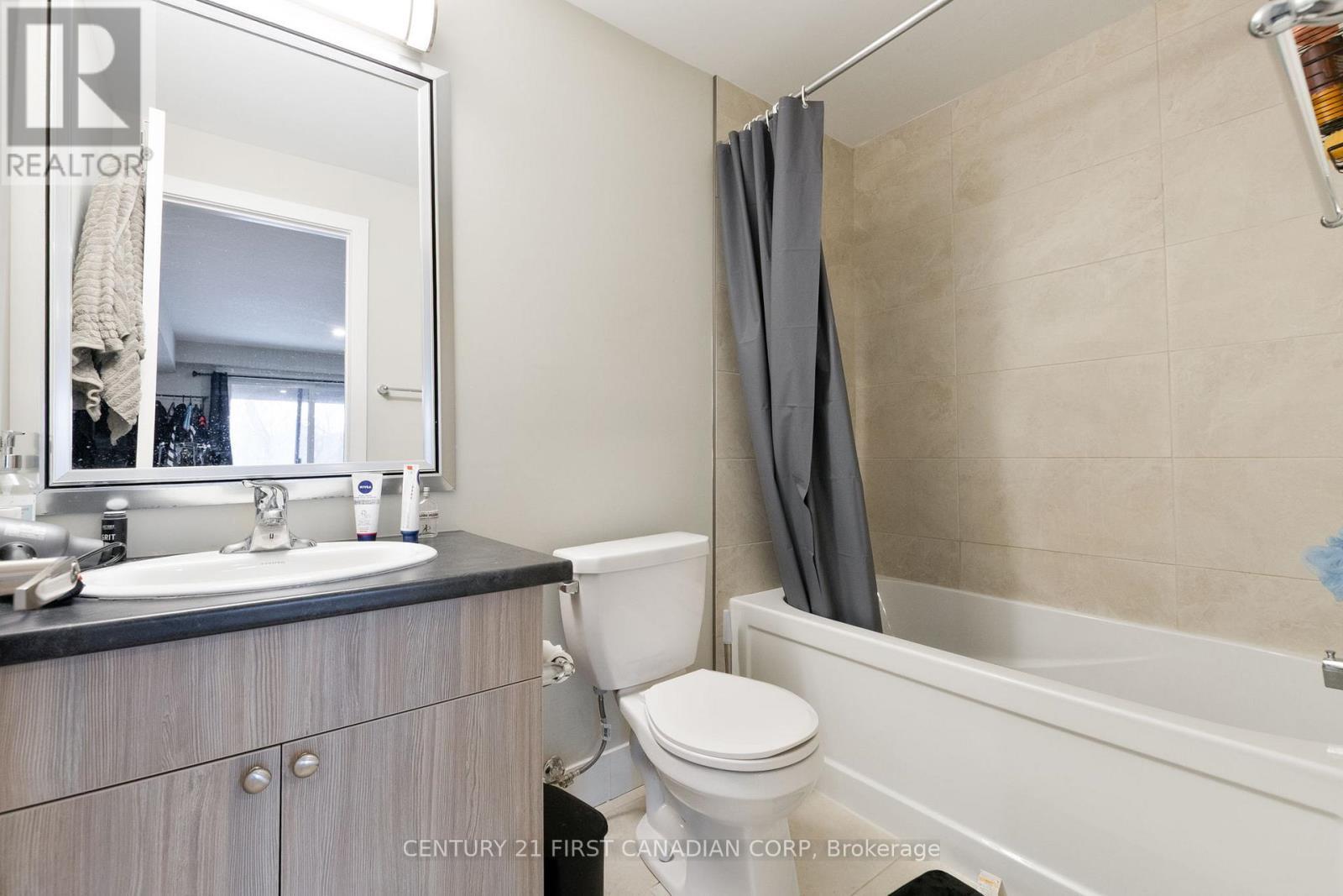 66 - 177 Edgevalley Road, London East (East D), ON - Indoor Photo Showing Bathroom