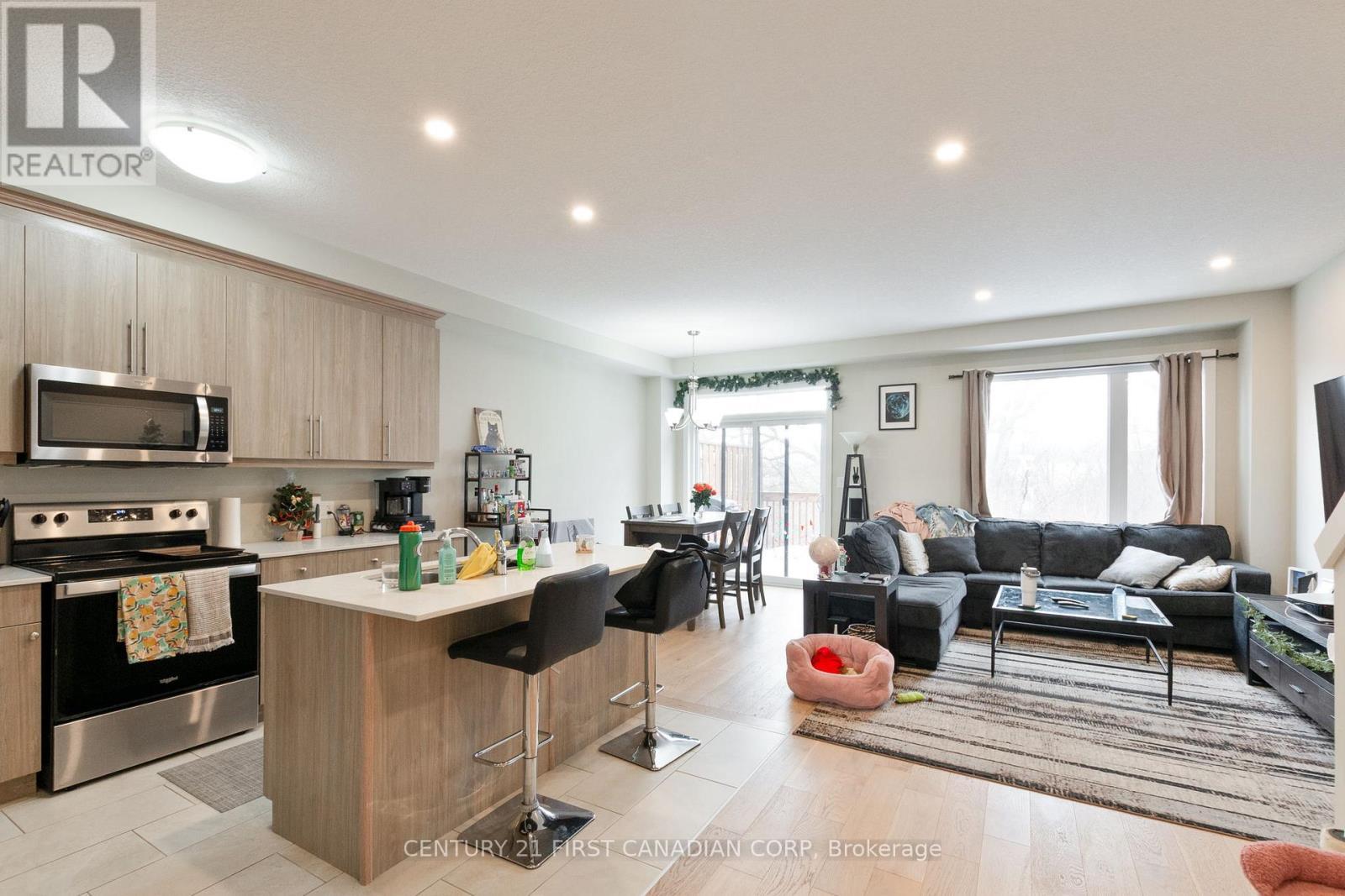 66 - 177 Edgevalley Road, London East (East D), ON - Indoor Photo Showing Kitchen With Upgraded Kitchen