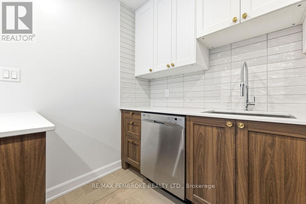 131 Patrick Avenue, Renfrew, ON - Indoor Photo Showing Kitchen