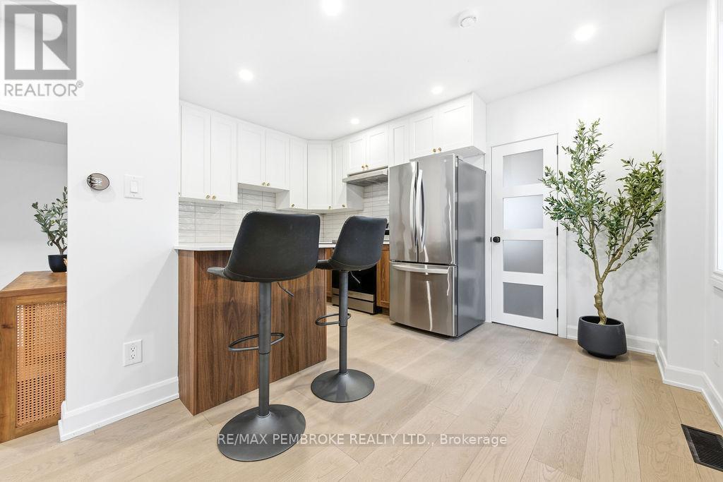 131 Patrick Avenue, Renfrew, ON - Indoor Photo Showing Other Room