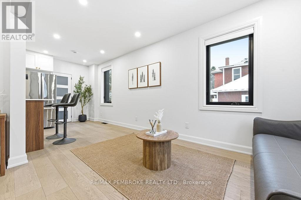 131 Patrick Avenue, Renfrew, ON - Indoor