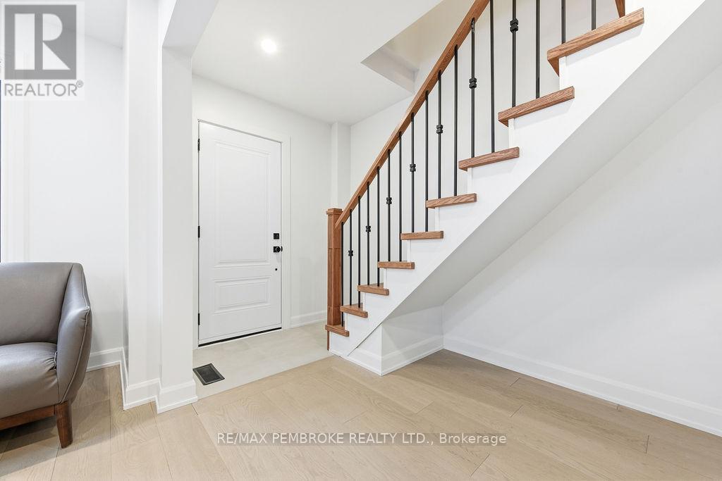 131 Patrick Avenue, Renfrew, ON - Indoor Photo Showing Other Room