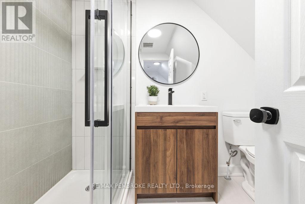 131 Patrick Avenue, Renfrew, ON - Indoor Photo Showing Bathroom