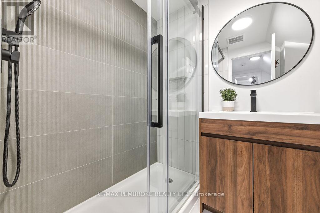 131 Patrick Avenue, Renfrew, ON - Indoor Photo Showing Bathroom