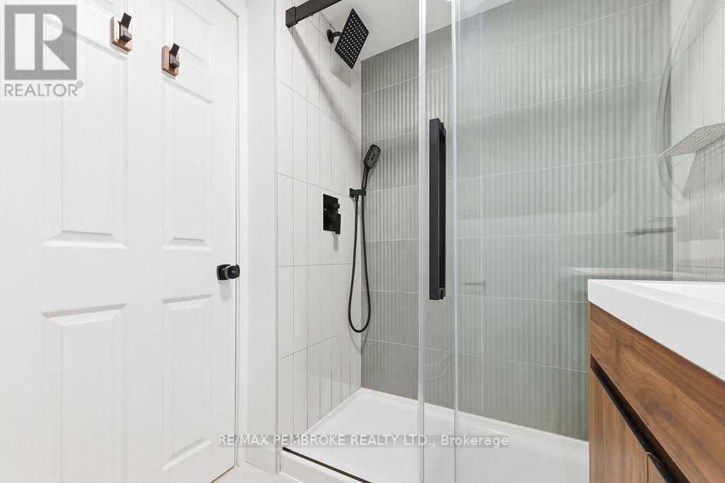 131 Patrick Avenue, Renfrew, ON - Indoor Photo Showing Bathroom