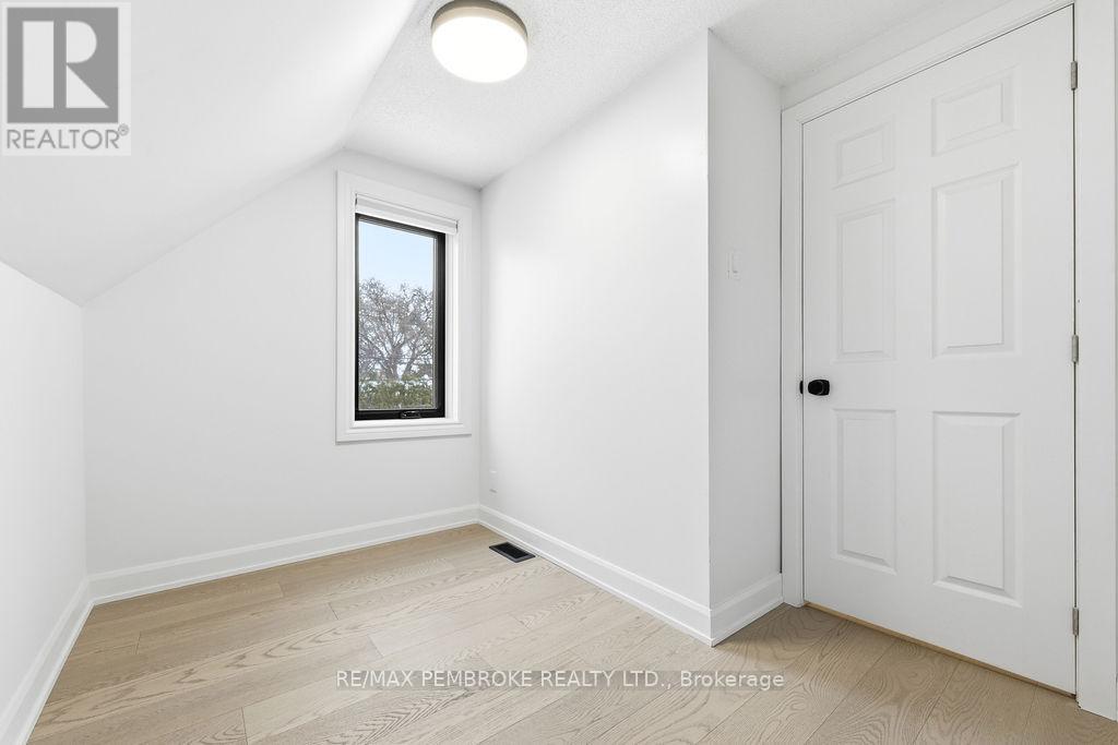 131 Patrick Avenue, Renfrew, ON - Indoor Photo Showing Other Room