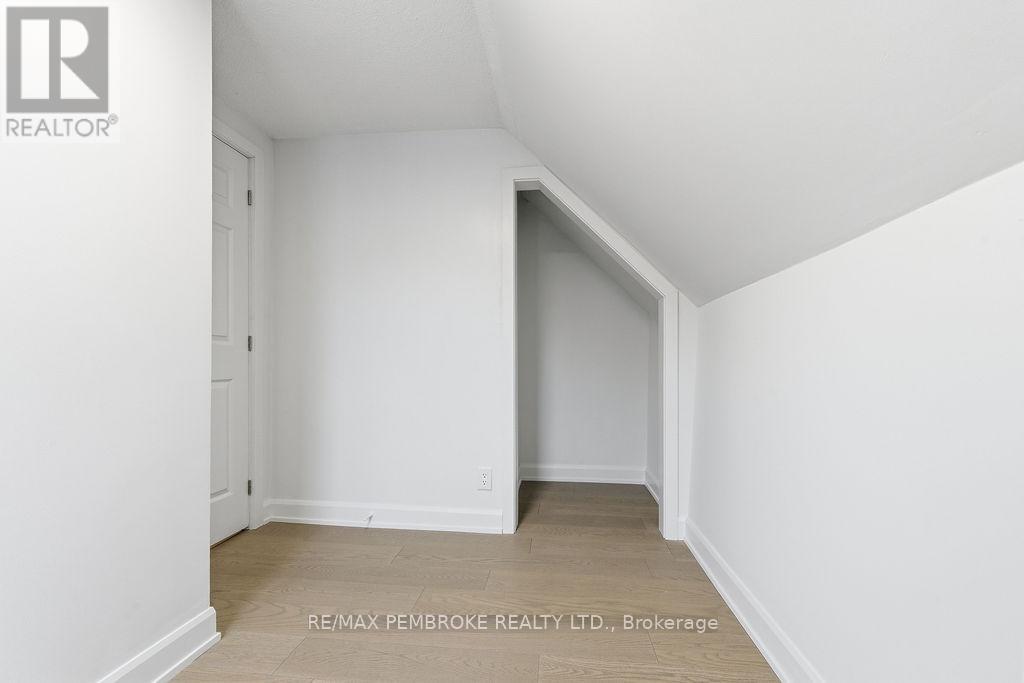 131 Patrick Avenue, Renfrew, ON - Indoor Photo Showing Other Room