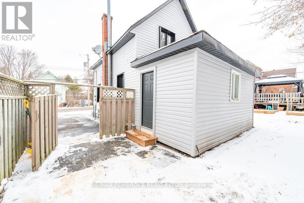 131 Patrick Avenue, Renfrew, ON - Outdoor With Exterior