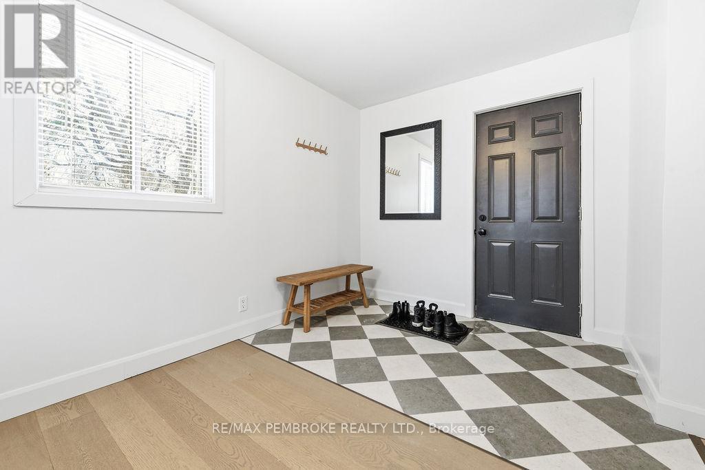 131 Patrick Avenue, Renfrew, ON - Indoor Photo Showing Other Room