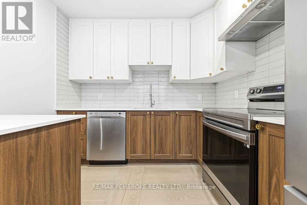 131 Patrick Avenue, Renfrew, ON - Indoor Photo Showing Kitchen
