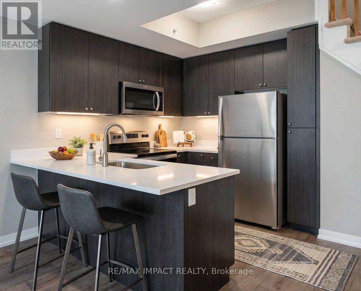 204 - 1555 Kingston Road, Pickering (Town Centre), ON - Indoor Photo Showing Kitchen With Upgraded Kitchen