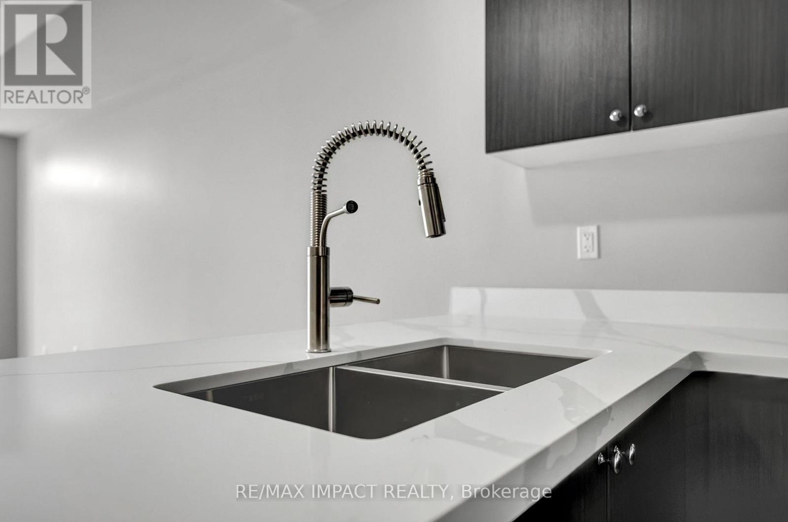 204 - 1555 Kingston Road, Pickering (Town Centre), ON - Indoor Photo Showing Kitchen With Double Sink