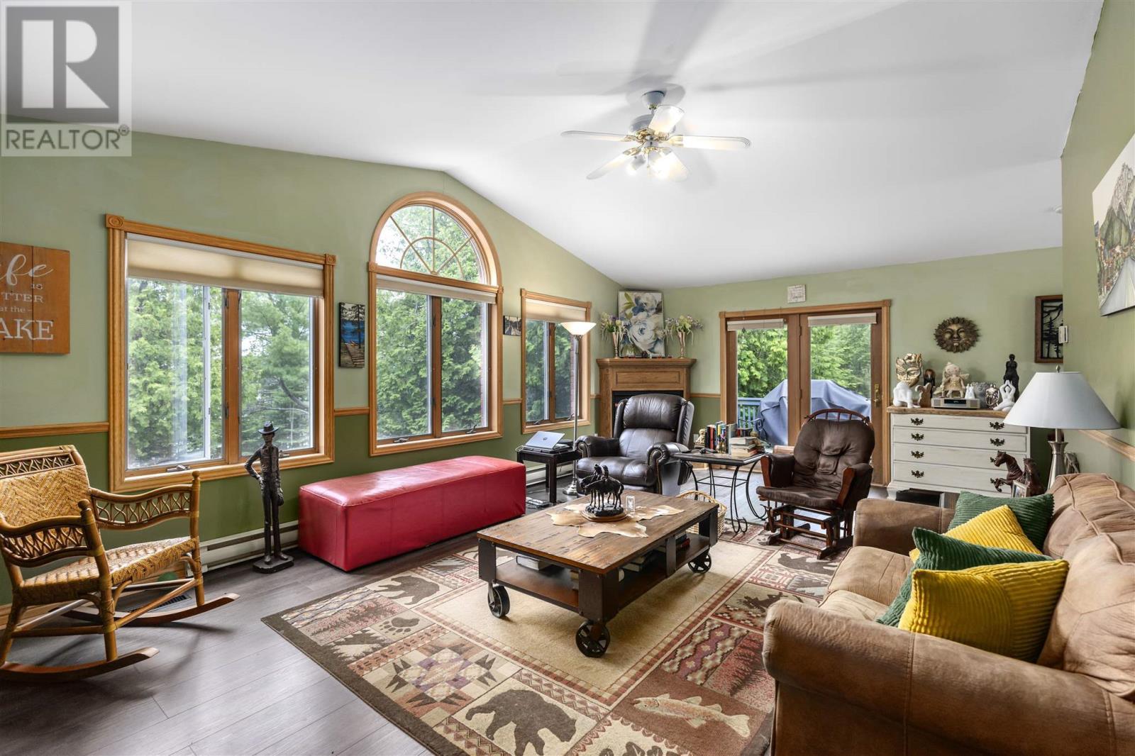 3804 Hamilton Dr, Hilton Beach, ON - Indoor Photo Showing Living Room
