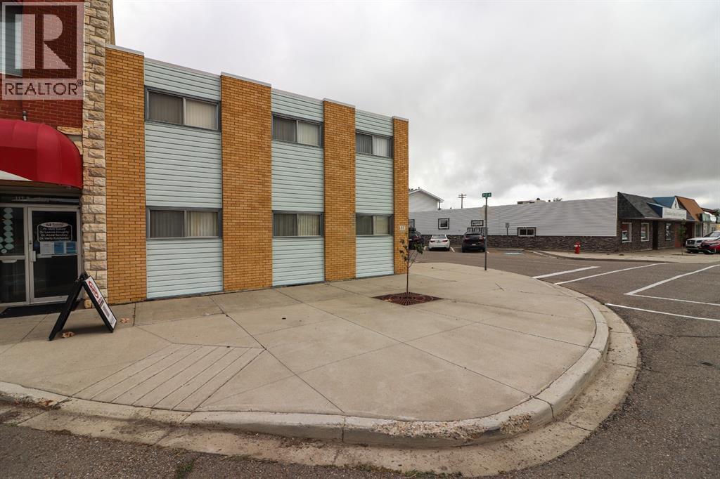 121 Broadway Avenue E, Redcliff, AB - Outdoor