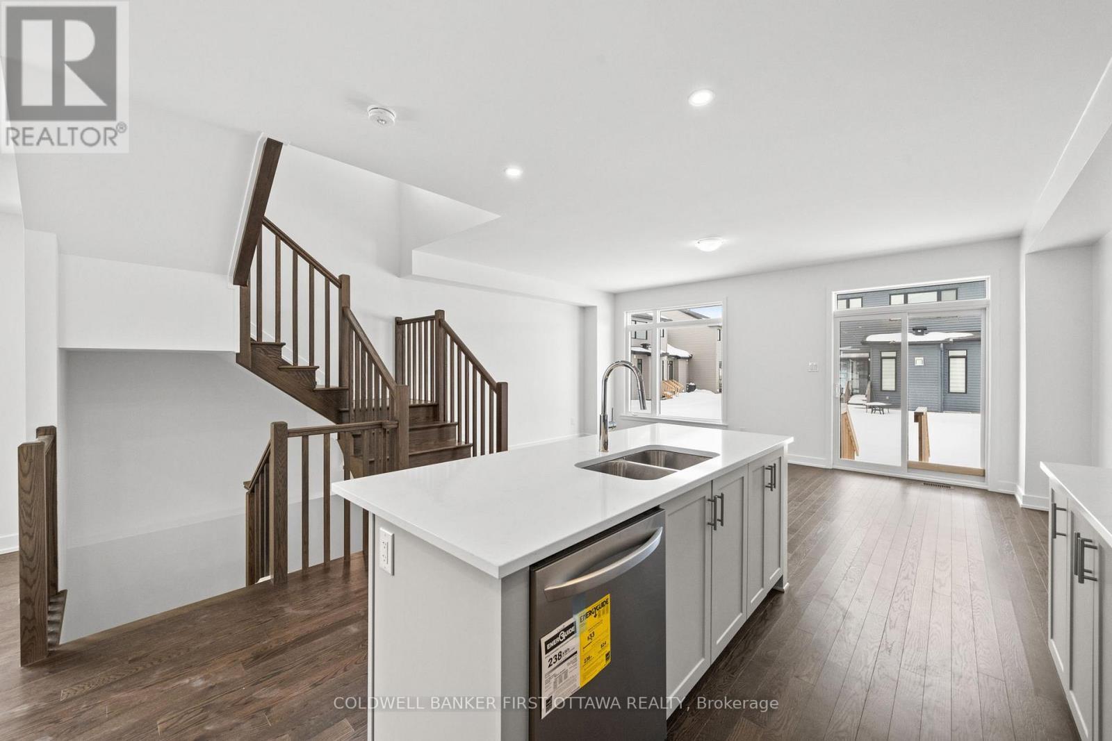 461 Shuttleworth Drive, Ottawa, ON - Indoor Photo Showing Kitchen With Double Sink