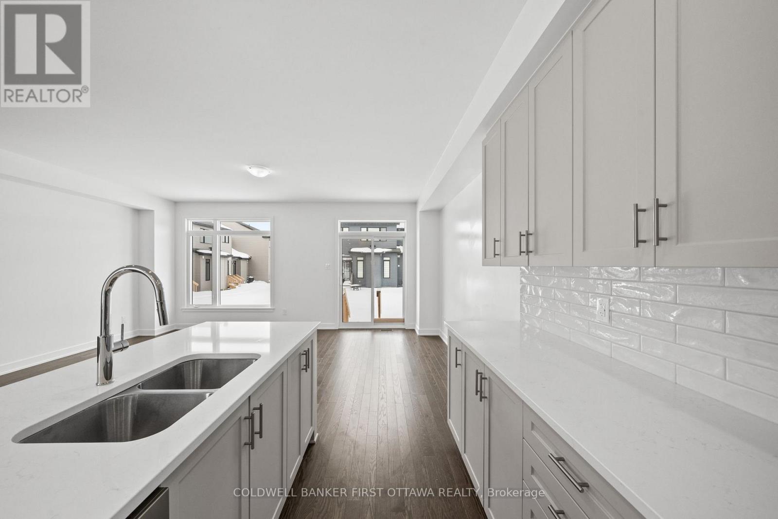 461 Shuttleworth Drive, Ottawa, ON - Indoor Photo Showing Kitchen With Double Sink