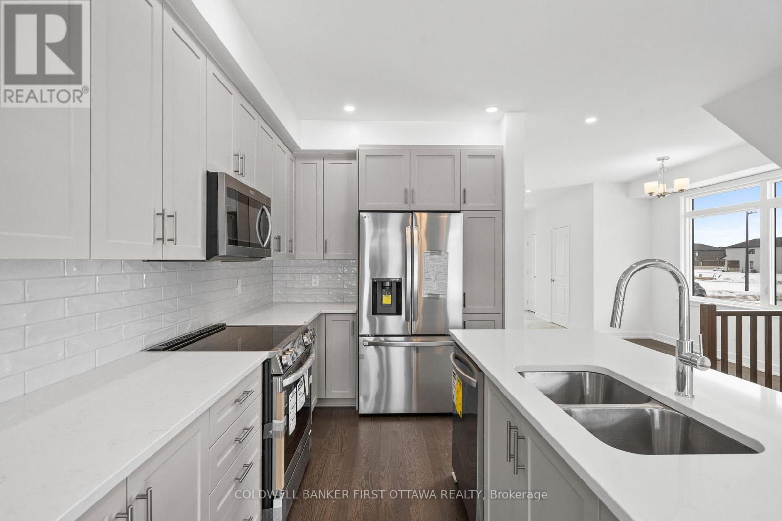 461 Shuttleworth Drive, Ottawa, ON - Indoor Photo Showing Kitchen With Double Sink With Upgraded Kitchen