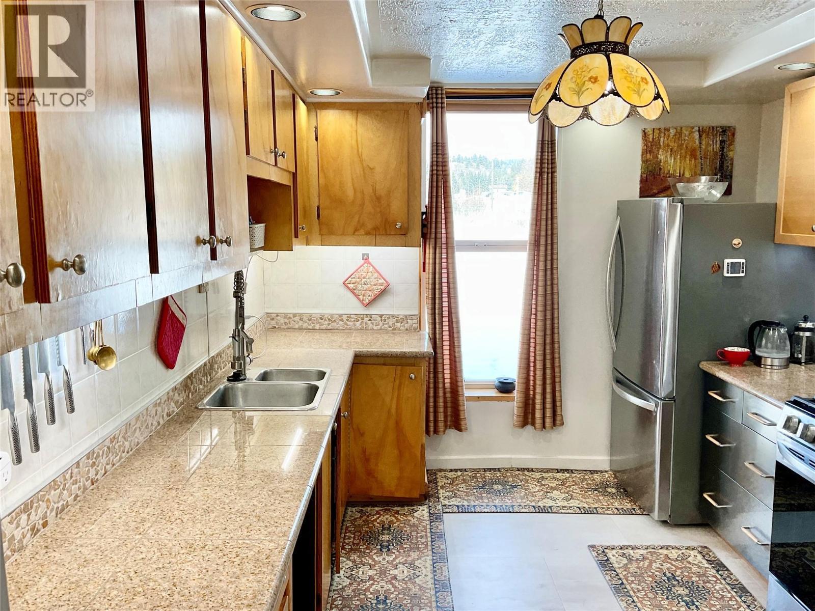 601 Government Avenue N, Greenwood, BC - Indoor Photo Showing Kitchen With Double Sink