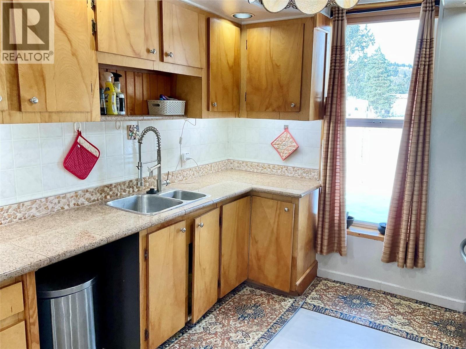 601 Government Avenue N, Greenwood, BC - Indoor Photo Showing Kitchen With Double Sink