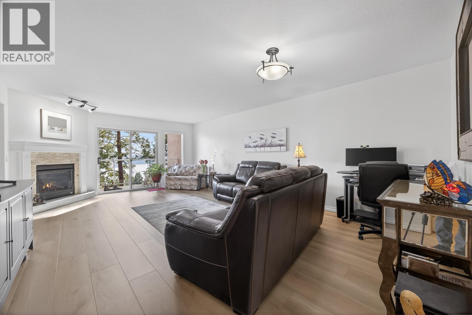 4630 Ponderosa Drive Unit# 112, Peachland, BC - Indoor Photo Showing Living Room With Fireplace
