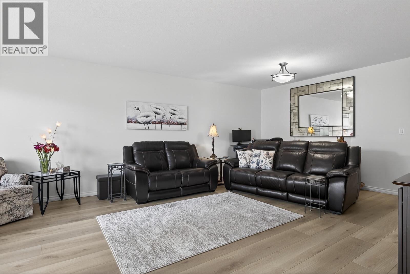 4630 Ponderosa Drive Unit# 112, Peachland, BC - Indoor Photo Showing Living Room