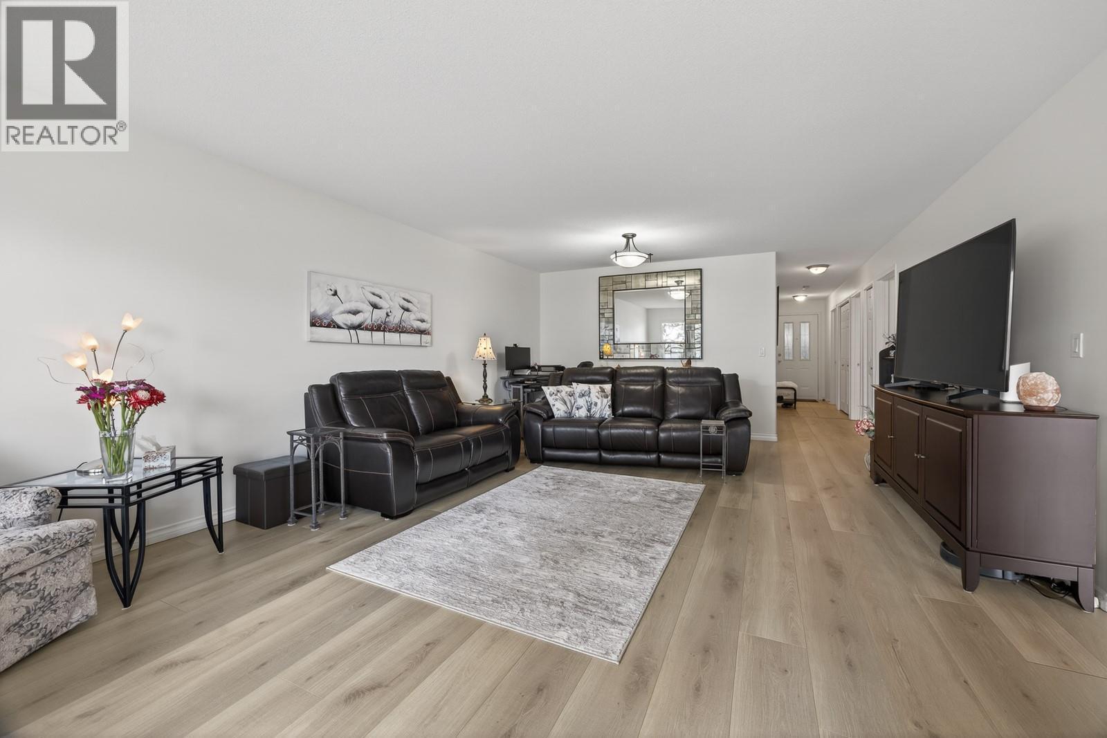 4630 Ponderosa Drive Unit# 112, Peachland, BC - Indoor Photo Showing Living Room