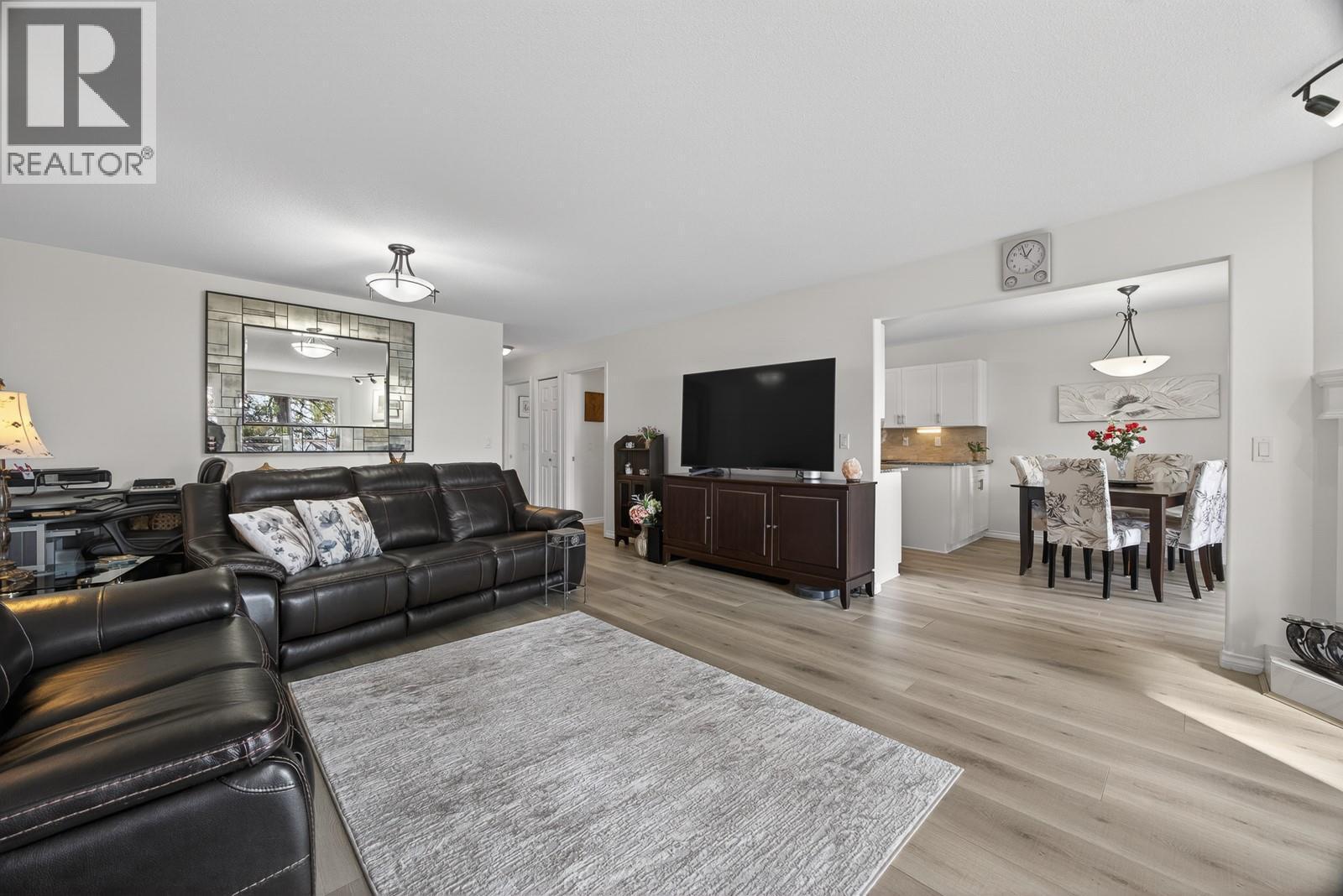 4630 Ponderosa Drive Unit# 112, Peachland, BC - Indoor Photo Showing Living Room