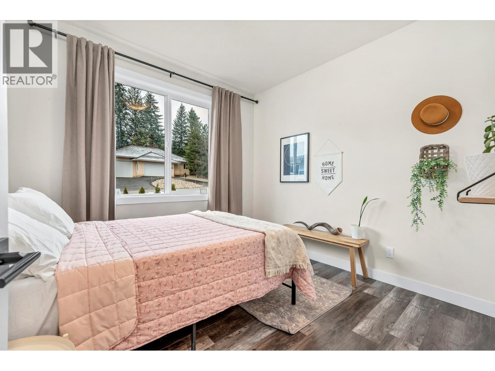 2741 Golf Course Drive, Blind Bay, BC - Indoor Photo Showing Bedroom