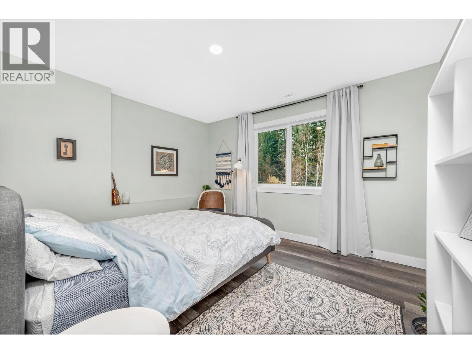 2741 Golf Course Drive, Blind Bay, BC - Indoor Photo Showing Bedroom