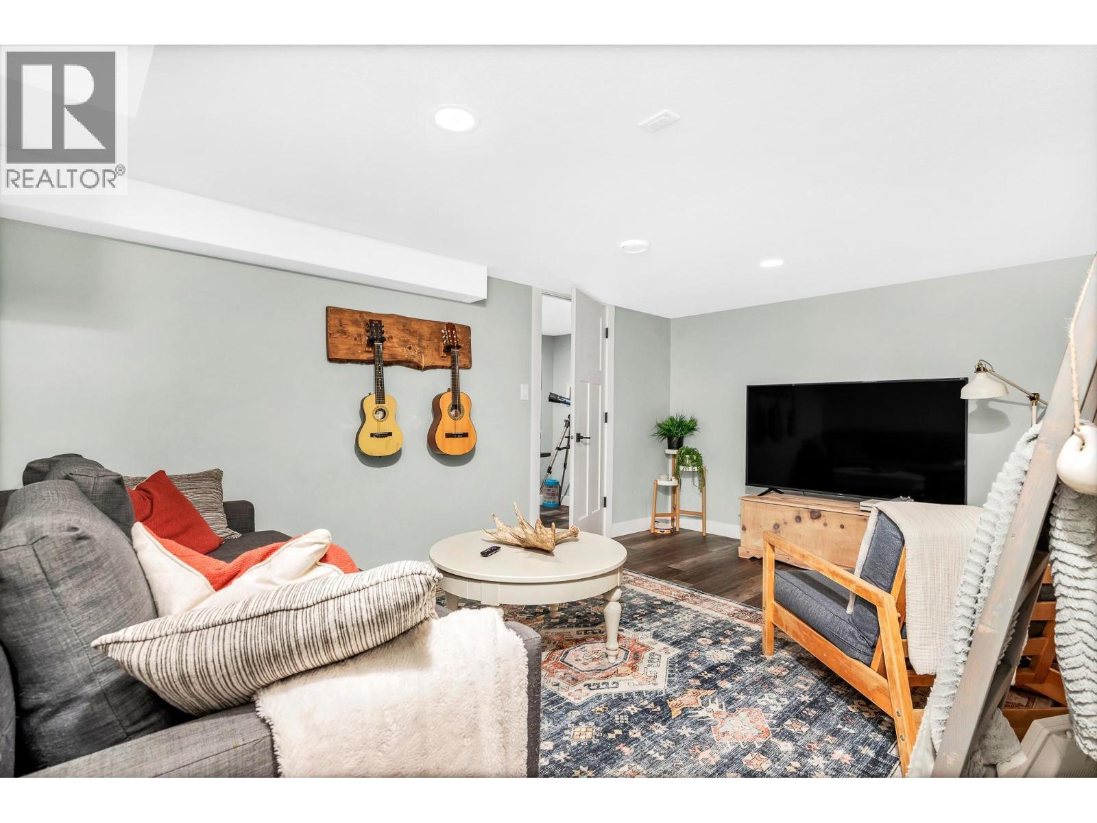 2741 Golf Course Drive, Blind Bay, BC - Indoor Photo Showing Living Room