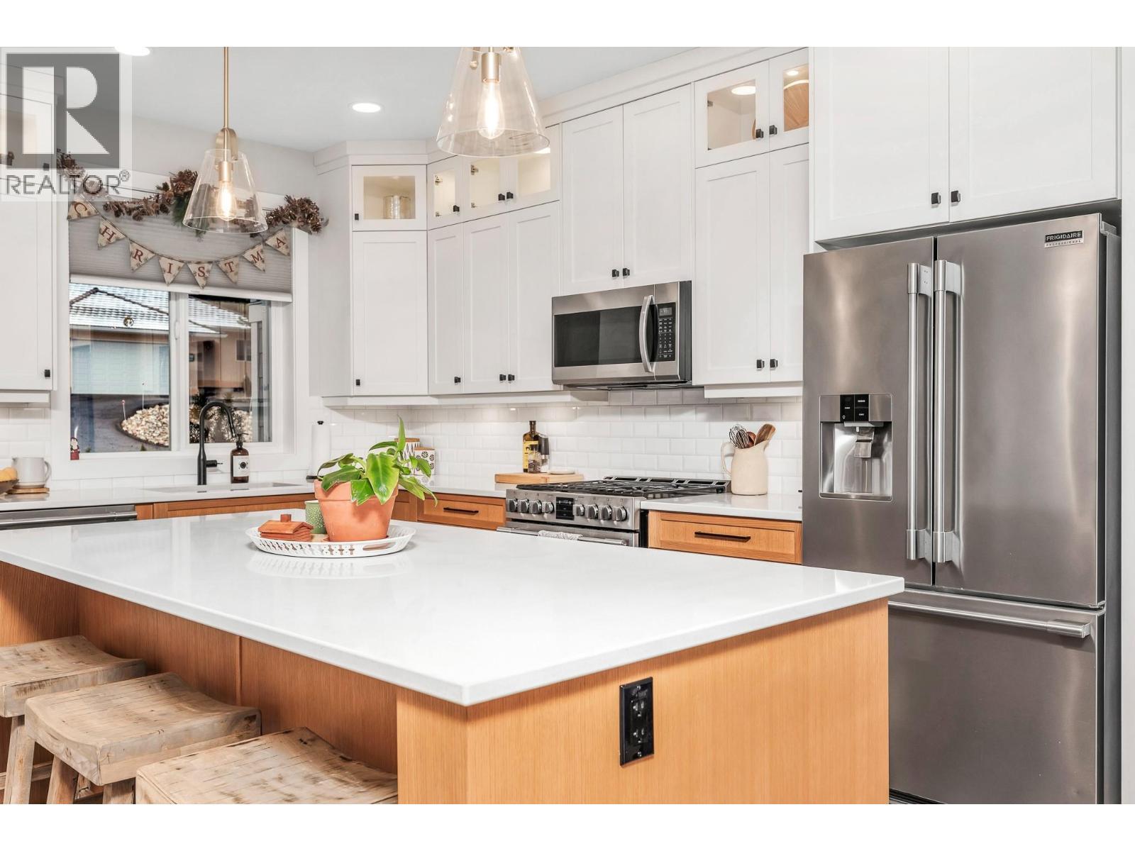 2741 Golf Course Drive, Blind Bay, BC - Indoor Photo Showing Kitchen With Upgraded Kitchen