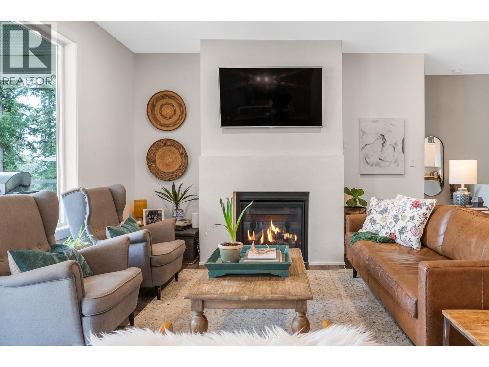 2741 Golf Course Drive, Blind Bay, BC - Indoor Photo Showing Living Room With Fireplace