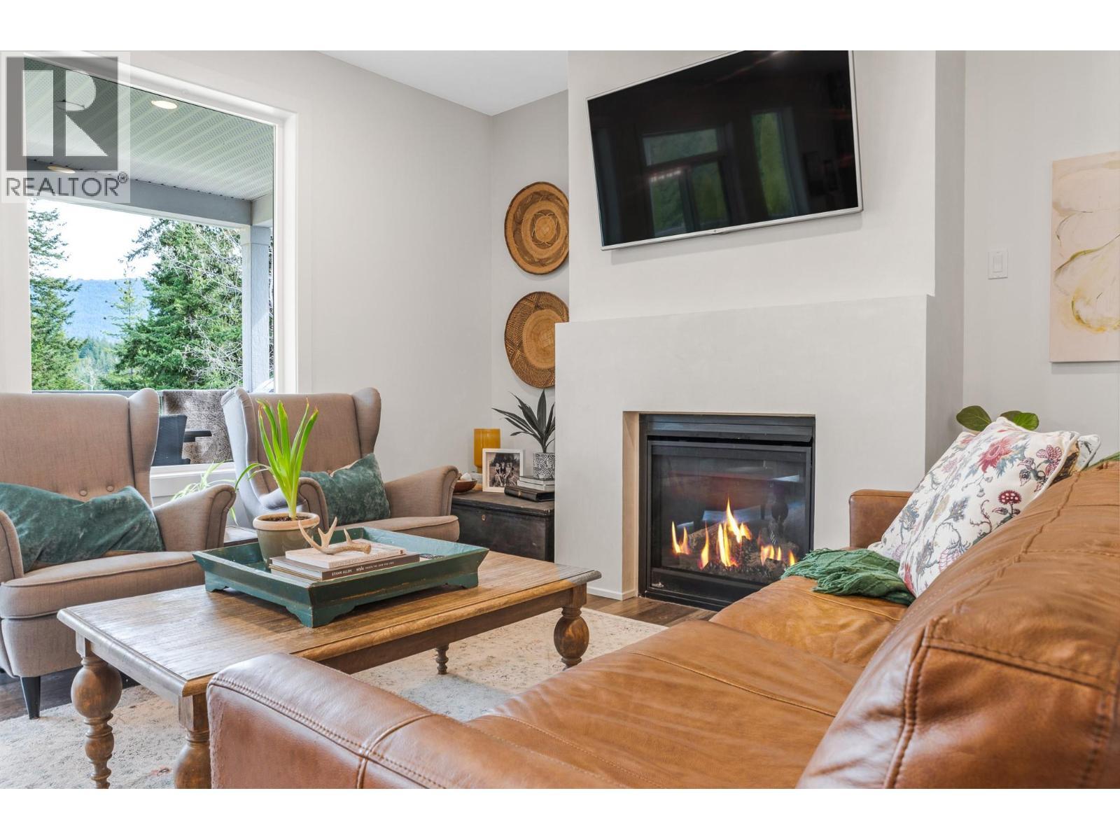 2741 Golf Course Drive, Blind Bay, BC - Indoor Photo Showing Living Room With Fireplace