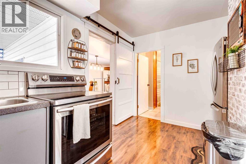 215 4 Avenue Se, Three Hills, AB - Indoor Photo Showing Kitchen