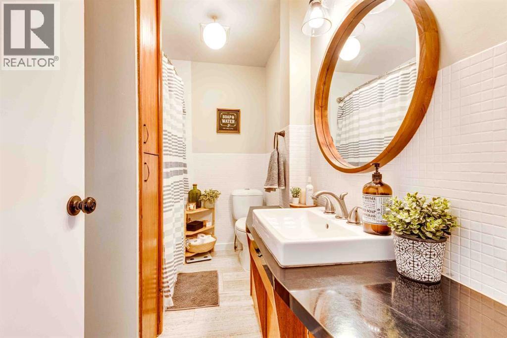 215 4 Avenue Se, Three Hills, AB - Indoor Photo Showing Bathroom