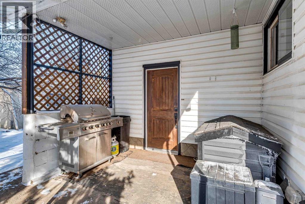 215 4 Avenue Se, Three Hills, AB - Outdoor With Exterior