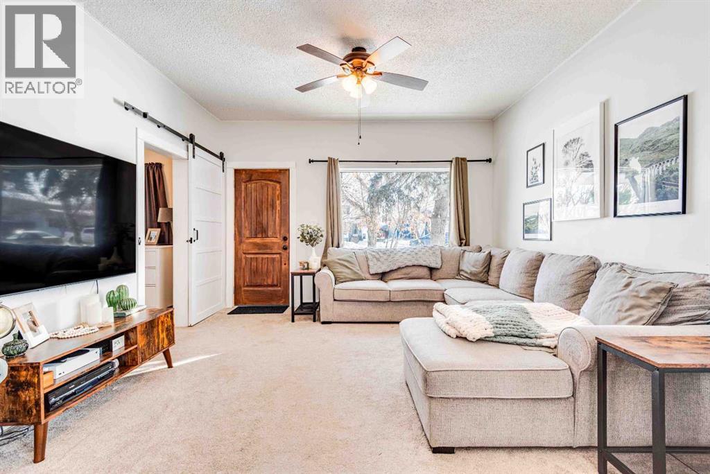 215 4 Avenue Se, Three Hills, AB - Indoor Photo Showing Living Room